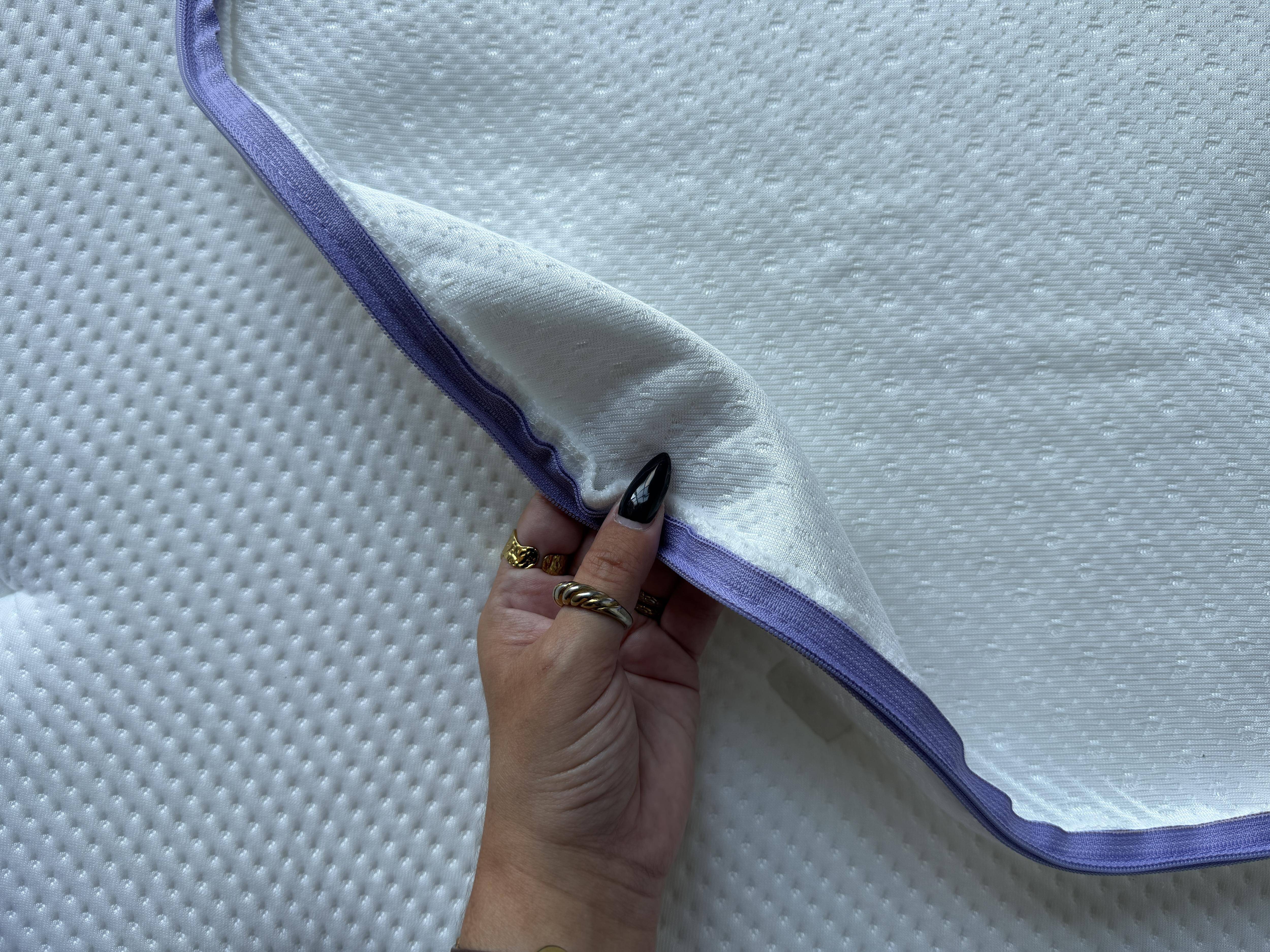 Probiere verschiedene Varianten aus, um die beste Höhe für jede Schlafposition zu finden. Foto: © Schlaf.de